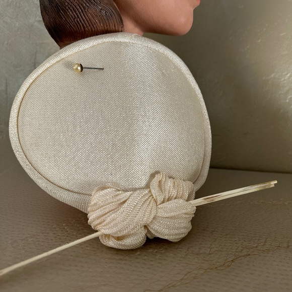 FASHIONABLE 1950s\' OFF-WHITE FABRIC CAP WITH FEATHER QUILL TRIM + VEIL